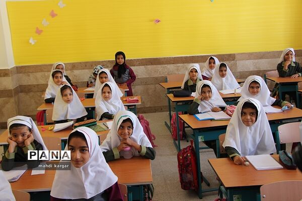 ساخت یک مدرسه توسط سازمان ریلیف اینترنشنال در یزد