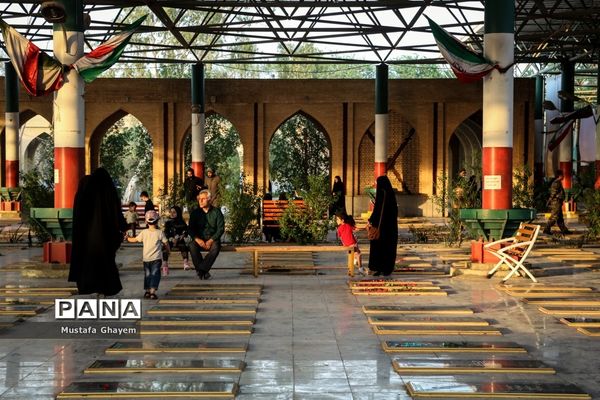 آیین غبارروبی گلزار شهدا به مناسبت سالروز شکست حصر آبادان