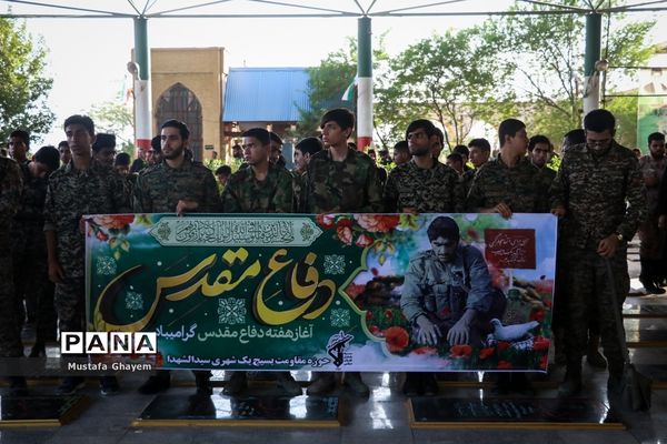 آیین غبارروبی گلزار شهدا به مناسبت سالروز شکست حصر آبادان