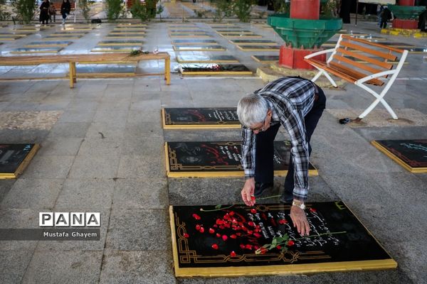 آیین غبارروبی گلزار شهدا به مناسبت سالروز شکست حصر آبادان