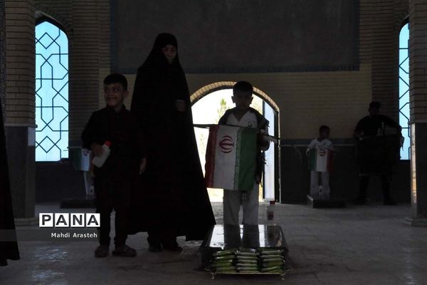 غبارروبی مزار شهدای شهرستان خوسف به‌مناسبت گرامیداشت هفته دفاع مقدس