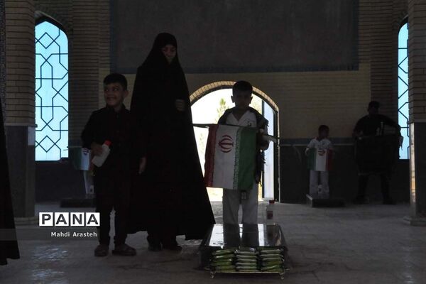 غبارروبی مزار شهدای شهرستان خوسف به‌مناسبت گرامیداشت هفته دفاع مقدس