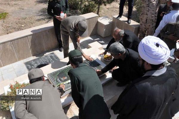 غبارروبی مزار شهدای شهرستان خوسف به‌مناسبت گرامیداشت هفته دفاع مقدس