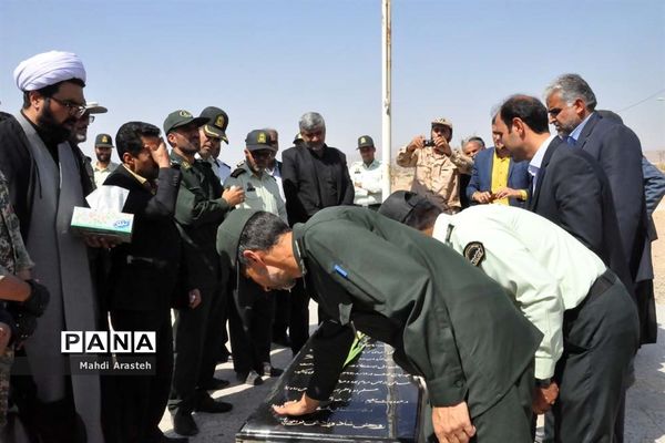 غبارروبی مزار شهدای شهرستان خوسف به‌مناسبت گرامیداشت هفته دفاع مقدس