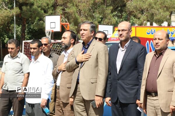 آیین بدرقه کاروان مهر با نشاط با هدف تجهیز وسایل ورزشی برای مدارس