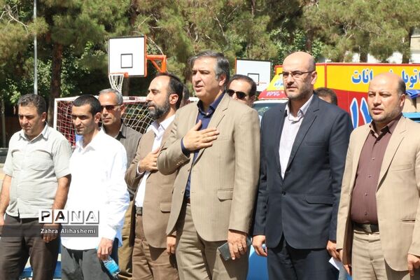 آیین بدرقه کاروان مهر با نشاط با هدف تجهیز وسایل ورزشی برای مدارس