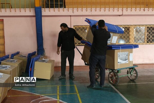 آیین بدرقه کاروان مهر با نشاط با هدف تجهیز وسایل ورزشی برای مدارس