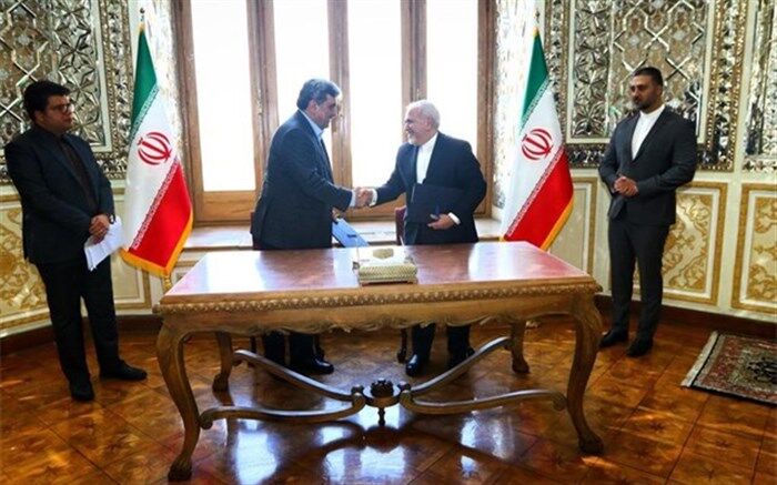 دیدار ظریف و حناچی و امضای تفاهم‌نامه مشترک