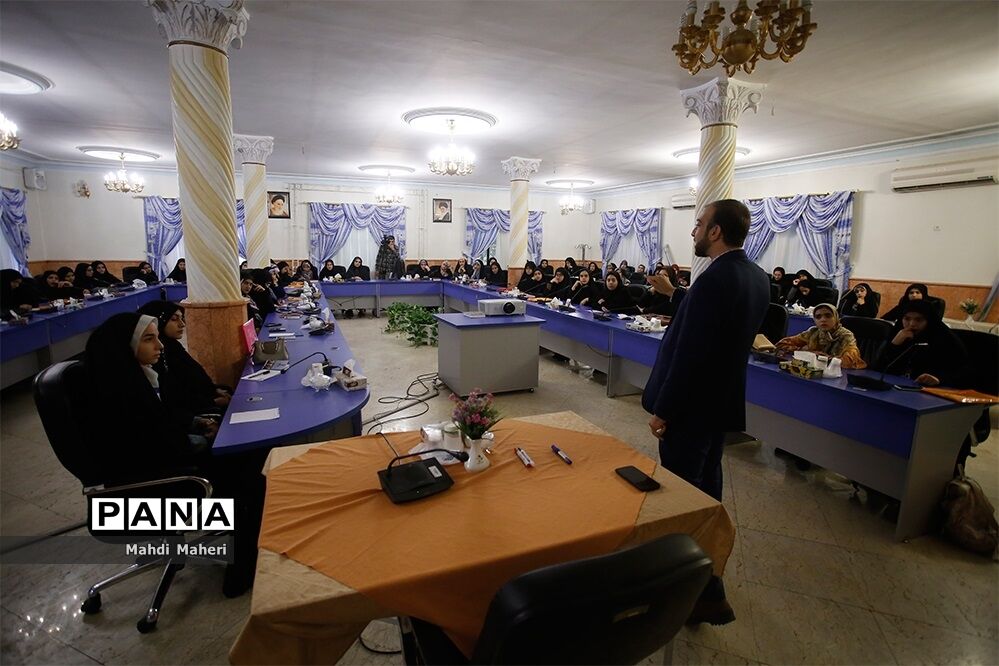 کارگاه‌های آموزشی گفتمان پیشرفت علم و تبیین بیانیه گام دوم انقلاب برای نمایندگان مجلس دانش‌آموزی