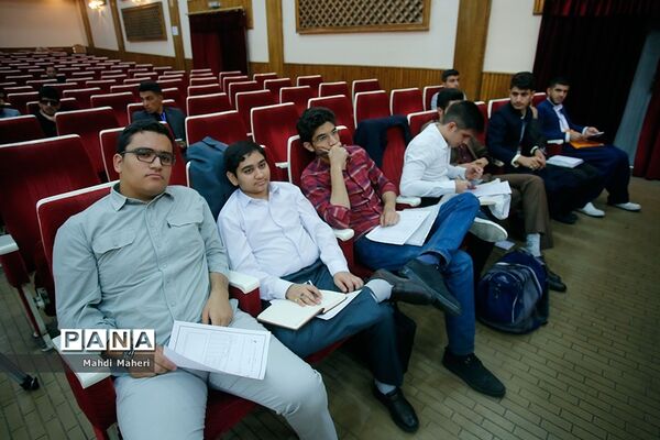 کارگاه‌های آموزشی گفتمان پیشرفت علم و تبیین بیانیه گام دوم انقلاب برای نمایندگان مجلس دانش‌آموزی