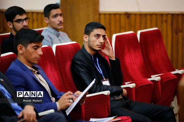 کارگاه‌های آموزشی گفتمان پیشرفت علم و تبیین بیانیه گام دوم انقلاب برای نمایندگان مجلس دانش‌آموزی