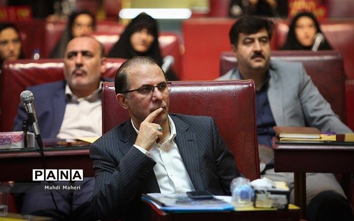 روشنی: نطق دانش‌آموزان در مجلس دانش‌آموزی را به وزیر آموزش و پرورش می‌دهیم