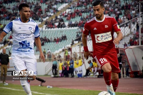 دیدار تیم‌هاى فوتبال تراکتور و گل گوهر سیرجان