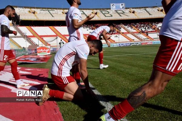 دیدار تیم‌هاى فوتبال تراکتور و گل گوهر سیرجان