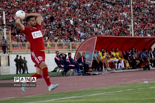 دیدار تیم‌هاى فوتبال تراکتور و گل گوهر سیرجان