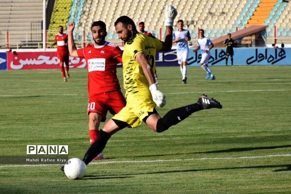 دیدار تیم‌هاى فوتبال تراکتور و گل گوهر سیرجان