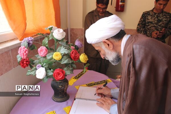 نمایشگاه هفته دفاع مقدس در آموزشگاه حضرت خدیجه(س) اسلامشهر