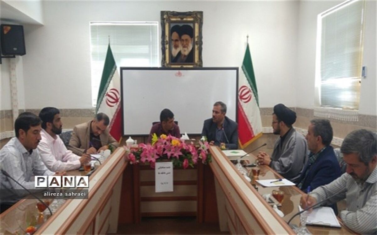 جشن عاطفه ها با هدف عشق ورزی و مهربانی به نیازمندان در مدارس شهرستان اردکان برگزار می شود.