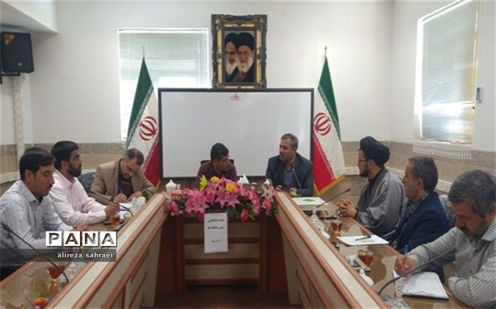 جشن عاطفه ها با هدف عشق ورزی و مهربانی به نیازمندان در مدارس شهرستان اردکان برگزار می شود.
