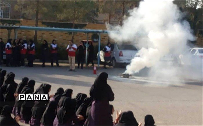 برگزاری مانور روز ایمنی و آتش‎نشانی در دبیرستان فرزانگان دوره دوم