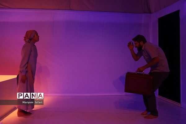 نمایش «فقط چهل روزه بودم»