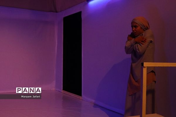 نمایش «فقط چهل روزه بودم»