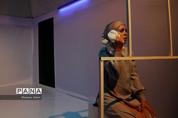 نمایش «فقط چهل روزه بودم»