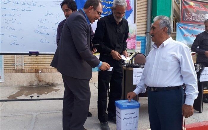 برگزاری انتخابات انجمن‌های اولیا و مربیان در مدارس ابتدایی سطح استان