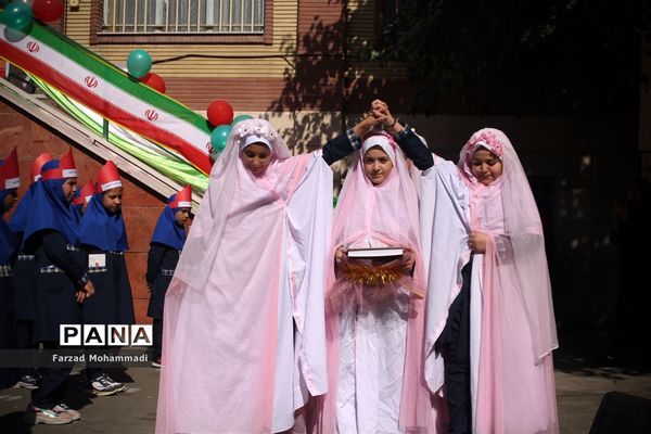 نواختن زنگ جشن عاطفه‌ها در چهاردانگه