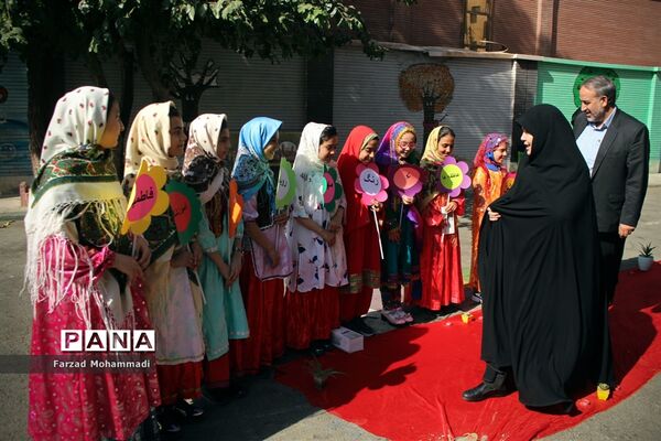 نواختن زنگ جشن عاطفه‌ها در چهاردانگه