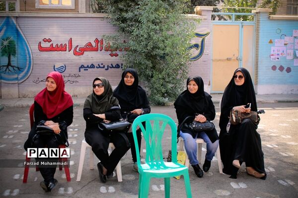 نواختن زنگ جشن عاطفه‌ها در چهاردانگه