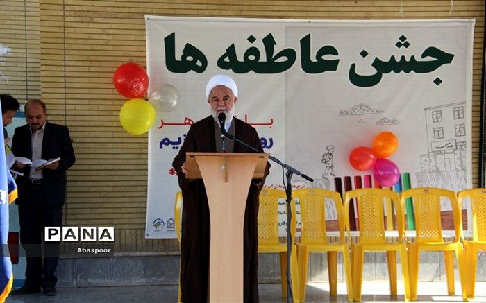 بندگی خدا و کمک به بندگان خدا دو بال پرواز برای رسیدن به معنویت