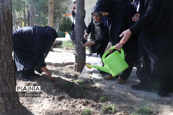 کاشت جمعی گل و گیاه در فضای سبز محلات توسط اعضای باشگاه سالمندان گنجینگان