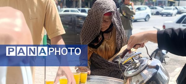 توزیع شربت و شیرینی به مناسبت میلاد پیامبر اسلام (ص) 