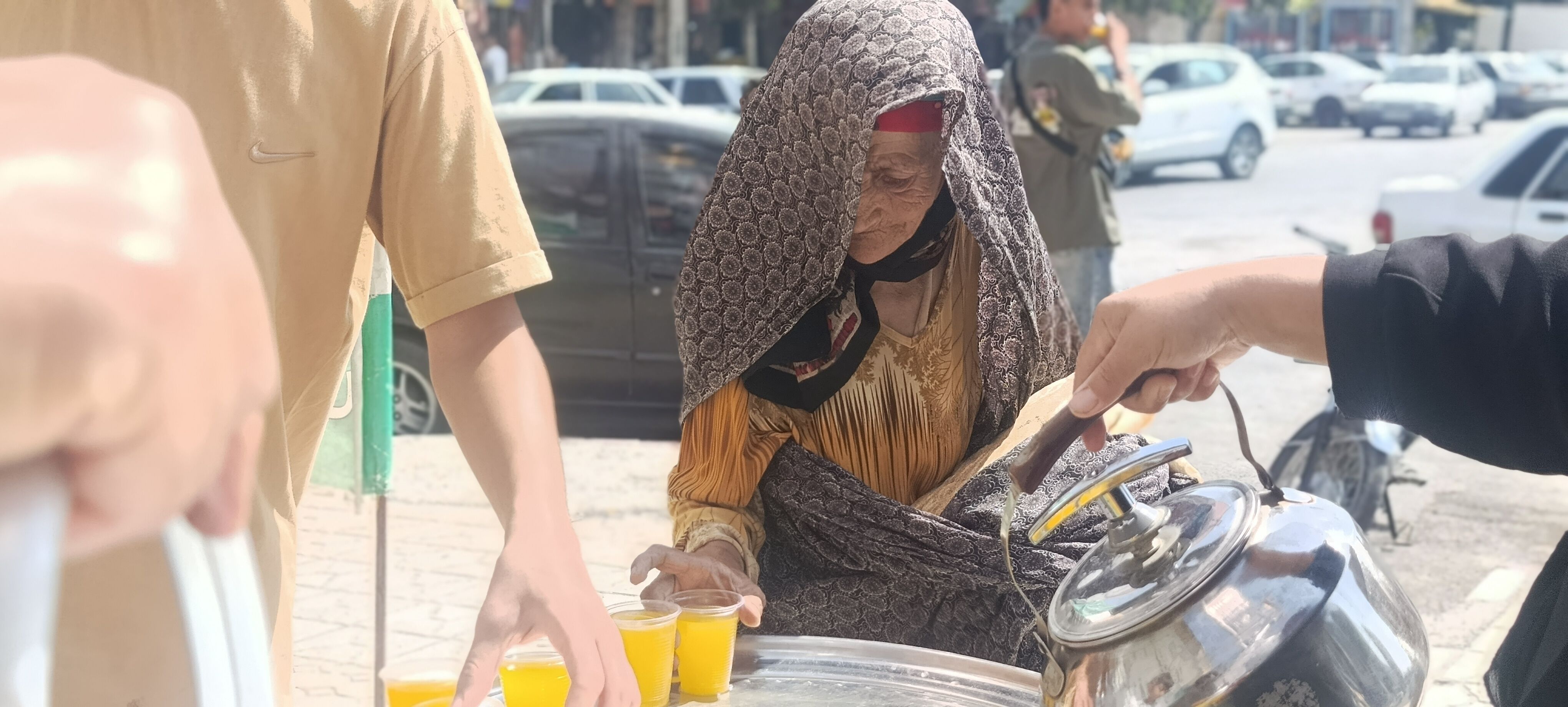 توزیع شربت و شیرینی به مناسبت میلاد پیامبر اسلام (ص) 