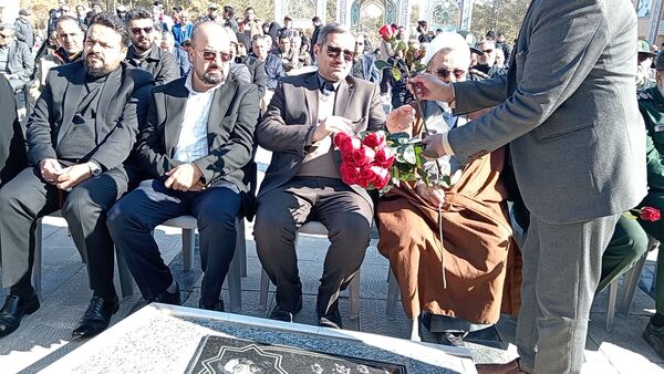 آغاز مراسم دهه فجر با شعار  «حضور تا ظهور» در گلزار شهدای سبزوار