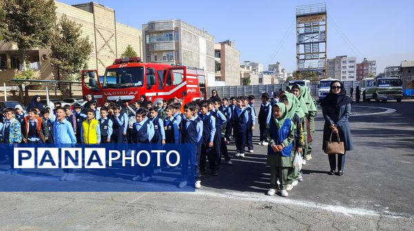 حضور دانش آموزان و همکاران دبستان میلاد در ایستگاه آتش‌نشانی