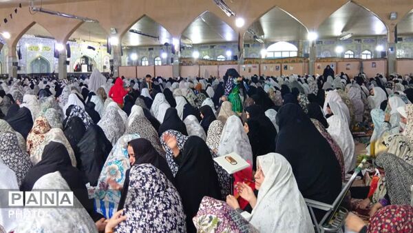 اقامه نماز عید فطر در یاسوج مصلی امام خمینی (ره)