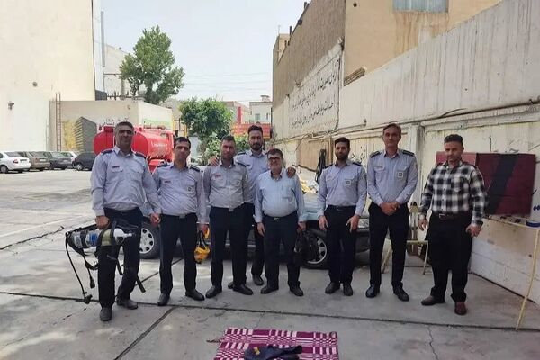 تشکر دانش آموزان از مامورین زحمت کش آتش نشانی ورامین
