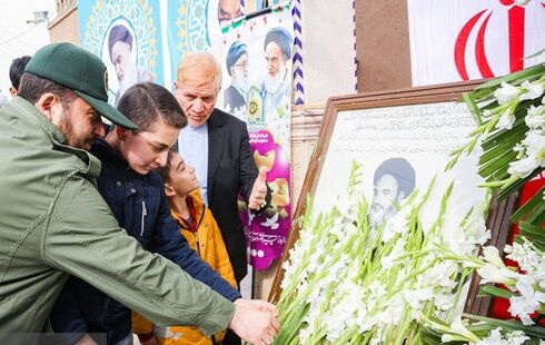 گلباران بیت امام خمینی(ره) در نخستین روز از دهه فجر انقلاب اسلامی

