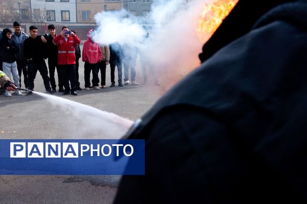جلسه آموزشی ایمنی و اطفا حریق در مدرسه فرزندان میهن اسلامشهر