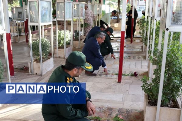  حال و هوای خاص گلباران مزار شهدا در گلزار شهدای شهرستان محلات