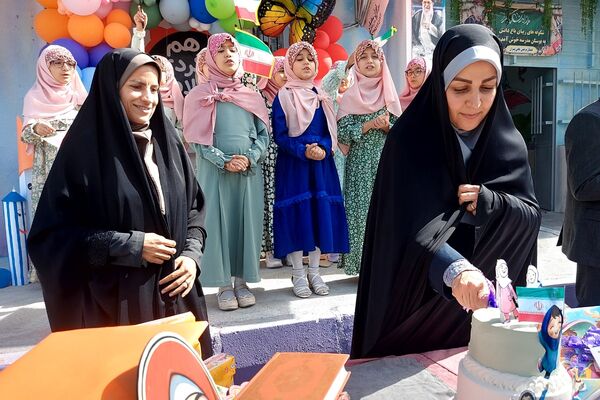 آغاز فصل نو آموزش با حضور شکوفه‌های کلای اولی در کهریزک 