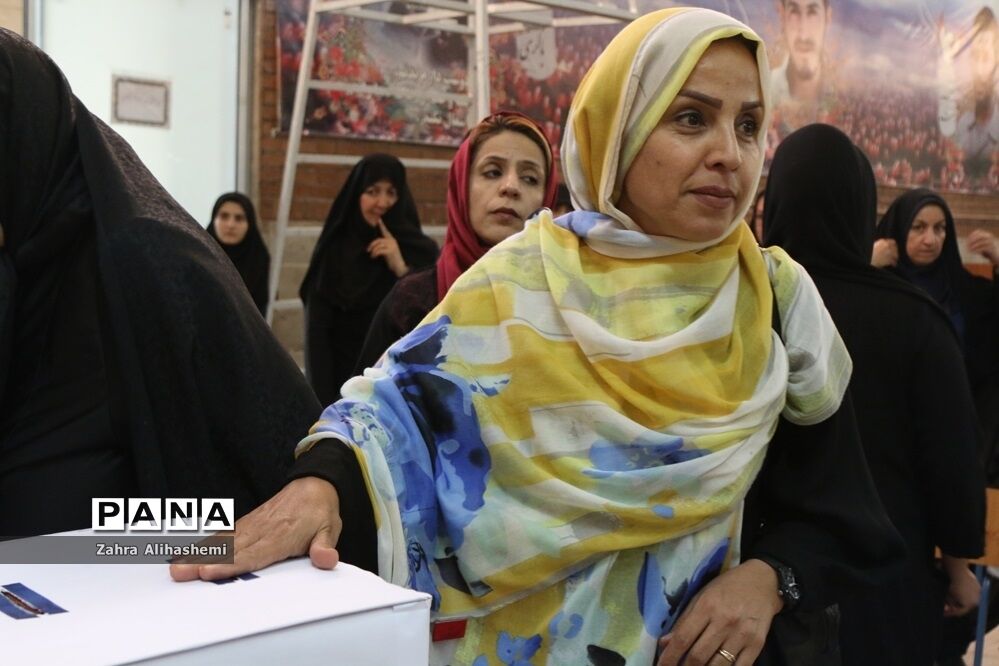 مراسم انتخابات انجمن اولیا و مربیان در مدرسه آیین روشن