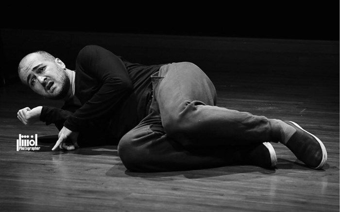 بهنام شرفی با «بوی گند دهن خانم مارکز» روی صحنه می‌رود