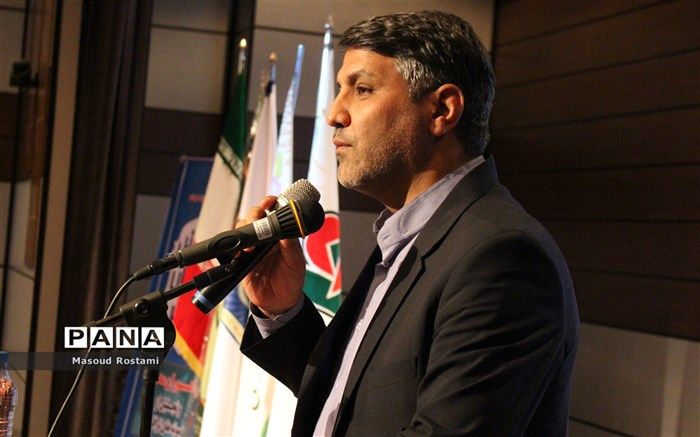 مدرسه صرفا برای کسب علم ودانش نیست