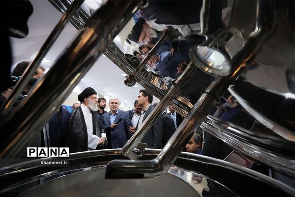 بازدید رهبر انقلاب اسلامی از نمایشگاه شرکت‌های دانش‌بنیان و فناوری‌های برتر