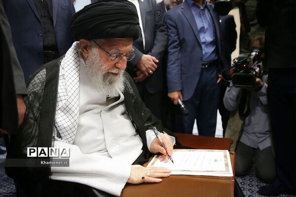 بازدید رهبر انقلاب اسلامی از نمایشگاه شرکت‌های دانش‌بنیان و فناوری‌های برتر