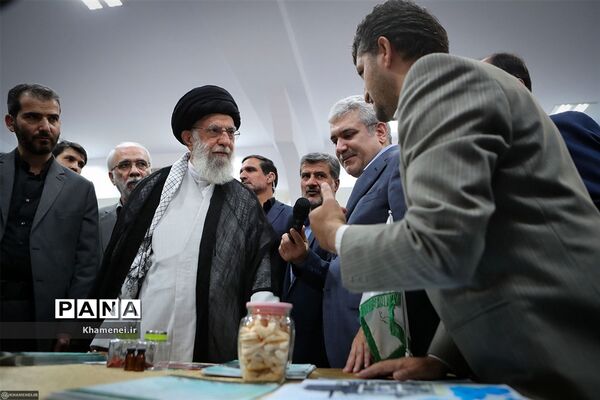 بازدید رهبر انقلاب اسلامی از نمایشگاه شرکت‌های دانش‌بنیان و فناوری‌های برتر