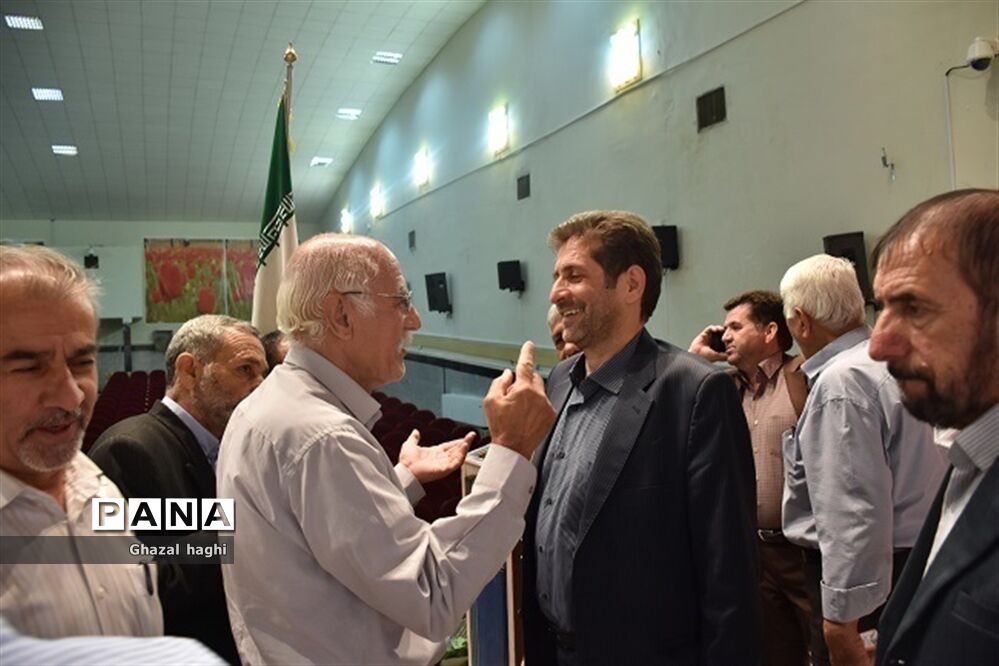 نشست صمیمانه مدیرکل و مسئولان آموزش و پرورش استان کرمانشاه با فرهنگیان بازنشسته